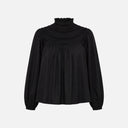 Blusa negra Feeka de algodón 100% con cuello alto fruncido, canesú trabajado y mangas largas abullonadas.