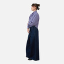 Blusa de rayas azules Orfeo para mujer vista lateral combinada con vaquero ancho