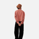 Blusa corta rosa Orfeo para mujer vista trasera combinada con pantalón negro