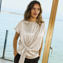 Blusa satinada beige Freequent con drapeado y nudo lateral combinada con pantalón