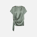 Vista frontal de blusa satinada verde agua Freequent con drapeado y nudo lateral