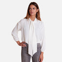 Camisa blanca de Studio Manna con lazada larga para un look elegante y sofisticado.