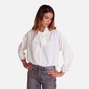 Camisa blanca para mujer de Studio Manna con lazada al cuello y manga larga
