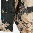 Detalle del tejido y estampado floral de la camisa Freequent verde oscuro