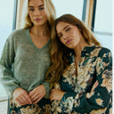 Camisa estampada floral Freequent de mujer con fondo verde oscuro y corte relajado
