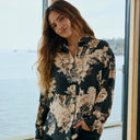 Camisa floral Freequent combinada en look de mujer con pantalón oscuro