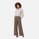 Camisa Surkana color crudo combinada con pantalón de vestir de cuadros para un look elegante y versátil.