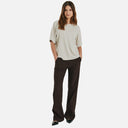Camiseta crudo Freequent combinada con pantalón marrón