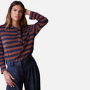 Camiseta de Studio Manna con rayas en tonos marrón y azul marino, cuello con lazada y tejido con hilo de lúrex confeccionada en España.
