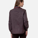 Vista trasera de la chaqueta acolchada reversible Surkana en color chocolate.