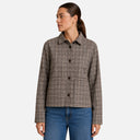Modelo con chaqueta de cuadros Freequent de corte recto y cuello camisero.