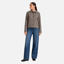 Modelo con chaqueta de cuadros Freequent de corte recto y cuello camisero.x