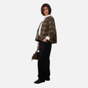 Vista lateral de chaqueta amplia de cuadros Orfeo para mujer en tonos marrones, tierra y negro.