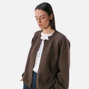 Detalle de la chaqueta de lana marrón PAN Producto Básico con cuello redondo y manga amplia.
