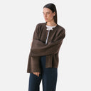 Modelo con chaqueta de lana marrón de PAN Producto Básico para mujer