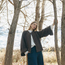 Modelo con chaqueta de lana marrón PAN Producto Básico de estilo minimalista en exterior.