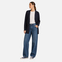 Modelo con chaqueta de punto larga azul marino de Freequent vista delantera.