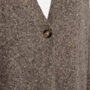 Detalle del tejido de punto de la chaqueta Freequent color topo