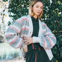 Modelo con chaqueta de punto de rayas multicolor PAN Producto Básico combinada con conjunto verde