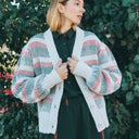 Detalle de la chaqueta de punto de rayas multicolor PAN Producto Básico con mangas amplias y botones
