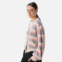 Vista lateral de la chaqueta de punto de rayas multicolor PAN Producto Básico