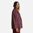 Vista lateral del chaquetón de lana de Studio Manna con doble botonadura y corte oversize.