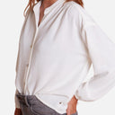 Detalle del tejido y cuello de la camisa blanca confeccionada en España por Studio Manna.