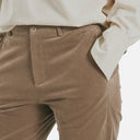 Detalle de la cintura y bolsillo del pantalón efecto pana de Freequent