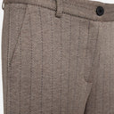 Detalle del tejido de espiga y cintura del pantalón FQBONNIE de Freequent
