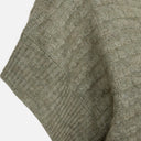 Detalle del tejido de punto con textura del jersey verde melange Freequent.