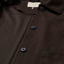 Detalle del tejido, botones y bolsillo de la chaqueta corta de Freequent.