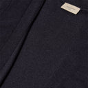 Detalle del tejido de punto fino de la chaqueta azul marino de Freequent.