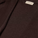 Detalle del tejido de la chaqueta de punto marrón de Freequent.