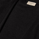 Detalle del tejido de la chaqueta de punto negra de Freequent.