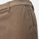 Detalle del tejido efecto pana del pantalón de Freequent