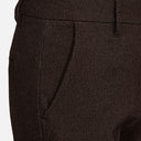 Detalle del tejido texturizado del pantalón FQISADORA marrón y blanco de Freequent