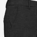 Detalle del tejido texturizado del pantalón FQISADORA negro y blanco de Freequent