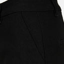 Detalle de tejido y cintura de pantalón negro Freequent