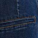 Detalle del tejido texturizado del vaquero azul oscuro