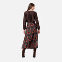 Vista trasera de la falda midi estampada de Surkana.