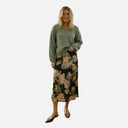 Falda midi floral Freequent combinada en look de mujer con jersey