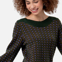 Detalle del tejido jacquard y del escote barco del jersey Surkana