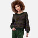 Jersey Surkana de punto jacquard con escote barco y estampado geométrico en tonos verdes, marrones y azul.
