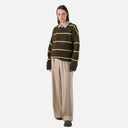 Look completo con jersey de punto marrón con rayas verde lima de PAN Producto Básico y pantalón beige