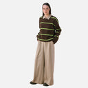 Jersey de punto marrón con rayas verde lima para mujer de PAN Producto Básico combinado con pantalón beige