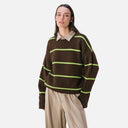 Vista frontal del jersey de punto marrón con rayas verde lima para mujer de PAN Producto Básico
