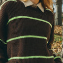 Detalle del jersey de punto marrón con rayas verde lima de PAN Producto Básico