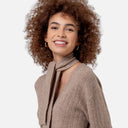 Detalle del cuello con bufanda integrada del jersey Surkana en color camel claro