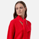 Detalle del cuello con bufanda integrada del jersey Surkana en color rojo.
