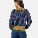 Vista trasera del jersey de punto con ondas de Surkana color azul y verde